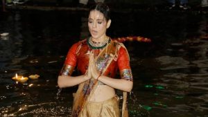 576787-kangana-ranaut-manikarnika-ganga-dip